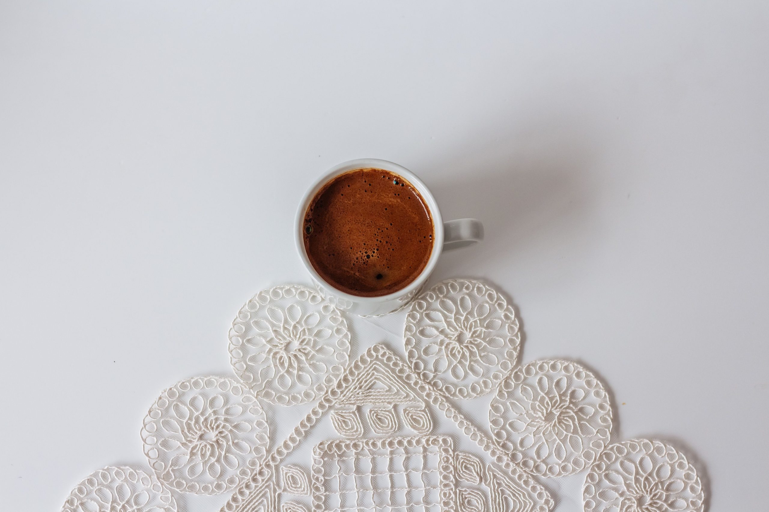Tasse blanche simple sur napperon crochet blanc